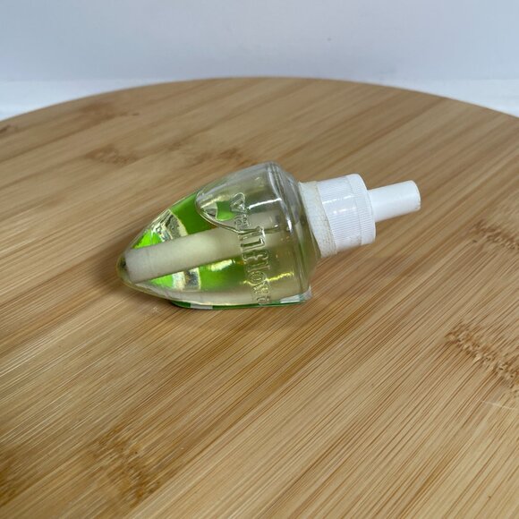 Bath & Body Works White Barn Fresh Bamboo Single Wallflower Refill Bulb - Picture 2 of 3